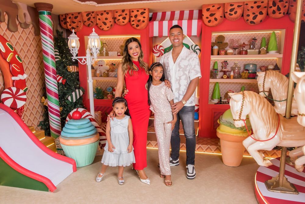 Michell Montaña y José Quintana con sus hijas en el set Candy Wonderland, Navidad 2024