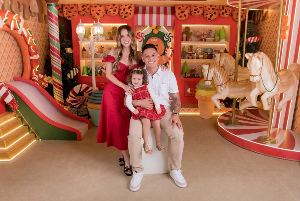 Giovanny Urshela y Danna Delgado con su hija en el set Candy Wonderland, Navidad 2024